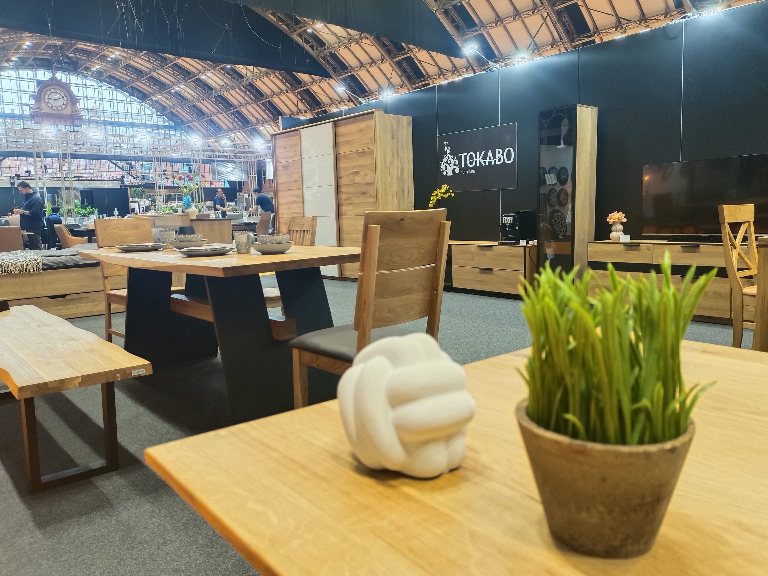 Стенд українського виробника Tokabo на виставці Manchester Furniture Show 2025 — дубові меблі та декор у світлому натуральному стилі.