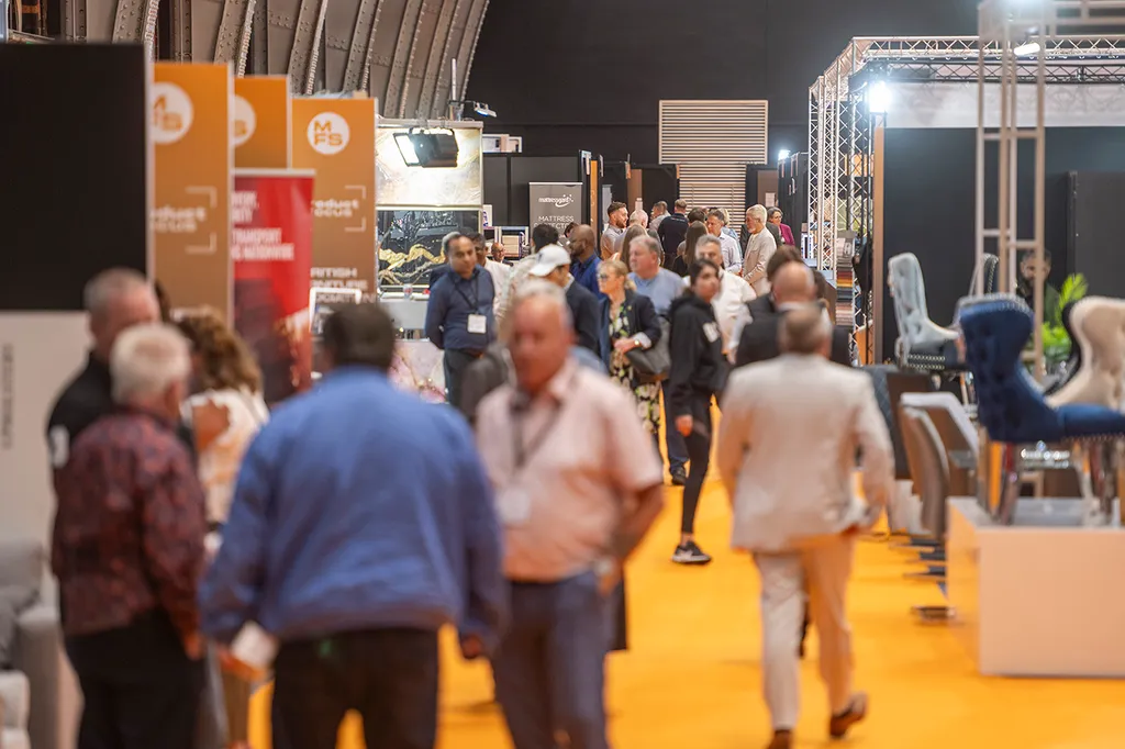 Відвідувачі оглядають експозиції на Manchester Furniture Show 2025 — одній з провідних меблевих виставок Великобританії.

